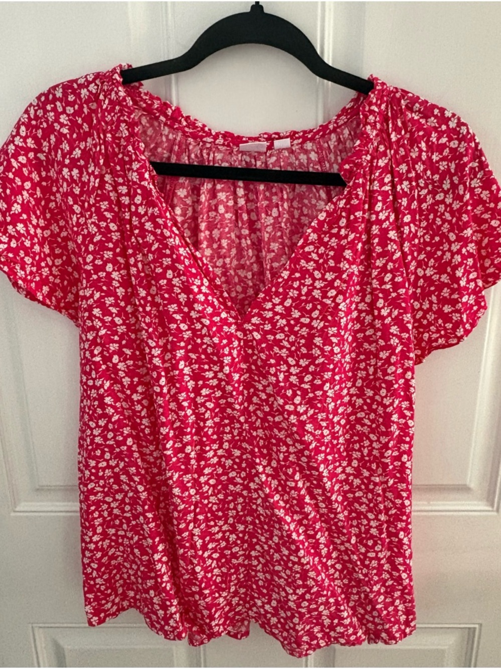 GAP Hot Pink Floral V‑Neck Short Sleeve Blouse